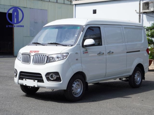 Xe tải van SRM X30 màu trắng, thích hợp cho vận chuyển hàng hóa đô thị
