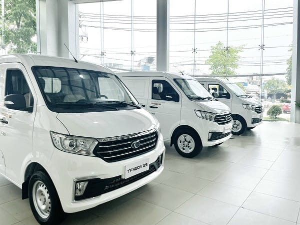 Xe tải van Thaco 2 chỗ Frontier đang vận hành trên đường phố, minh họa khả năng chạy giờ cấm
