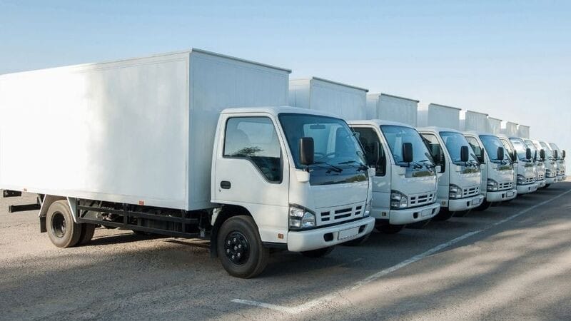 Xe tải van vận chuyển hàng hóa bắc nam trên đường quốc lộ