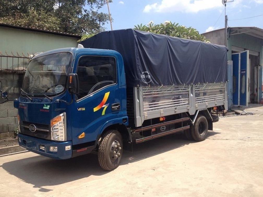 Xe tải Veam VT150 1.5 tấn cũ màu xanh dương đang chạy trên đường