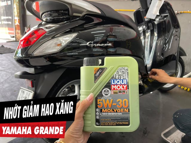 xe tay ga grande màu trắng đang di chuyển trên đường phố