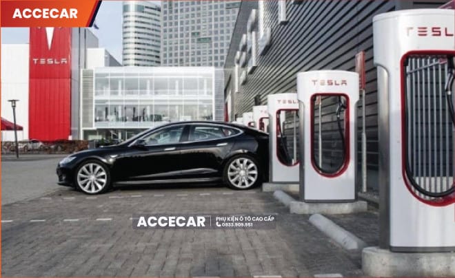 Xe Tesla đang được sạc điện tại một trạm sạc nhanh