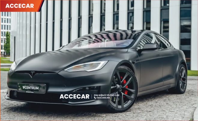 Xe Tesla Model S màu bạc sáng bóng trên đường phố