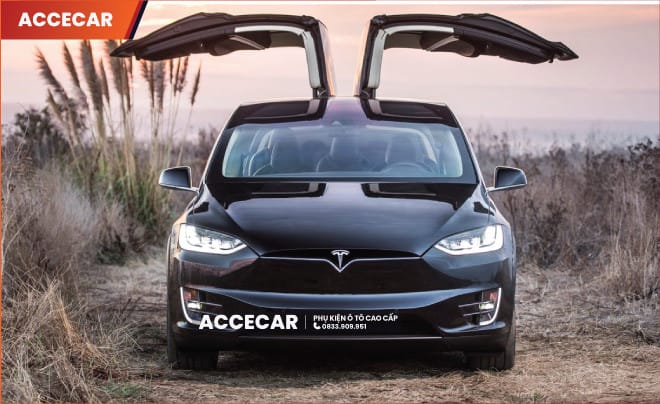 Xe Tesla Model X màu đen sang trọng tại trạm sạc