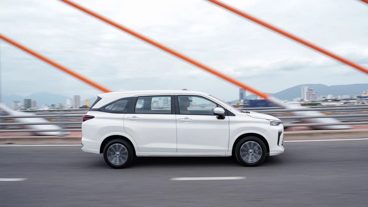 Xe Toyota Avanza Premio đang vận hành trên đường, cho thấy sự linh hoạt và nhỏ gọn của dòng xe 7 chỗ giá tốt.