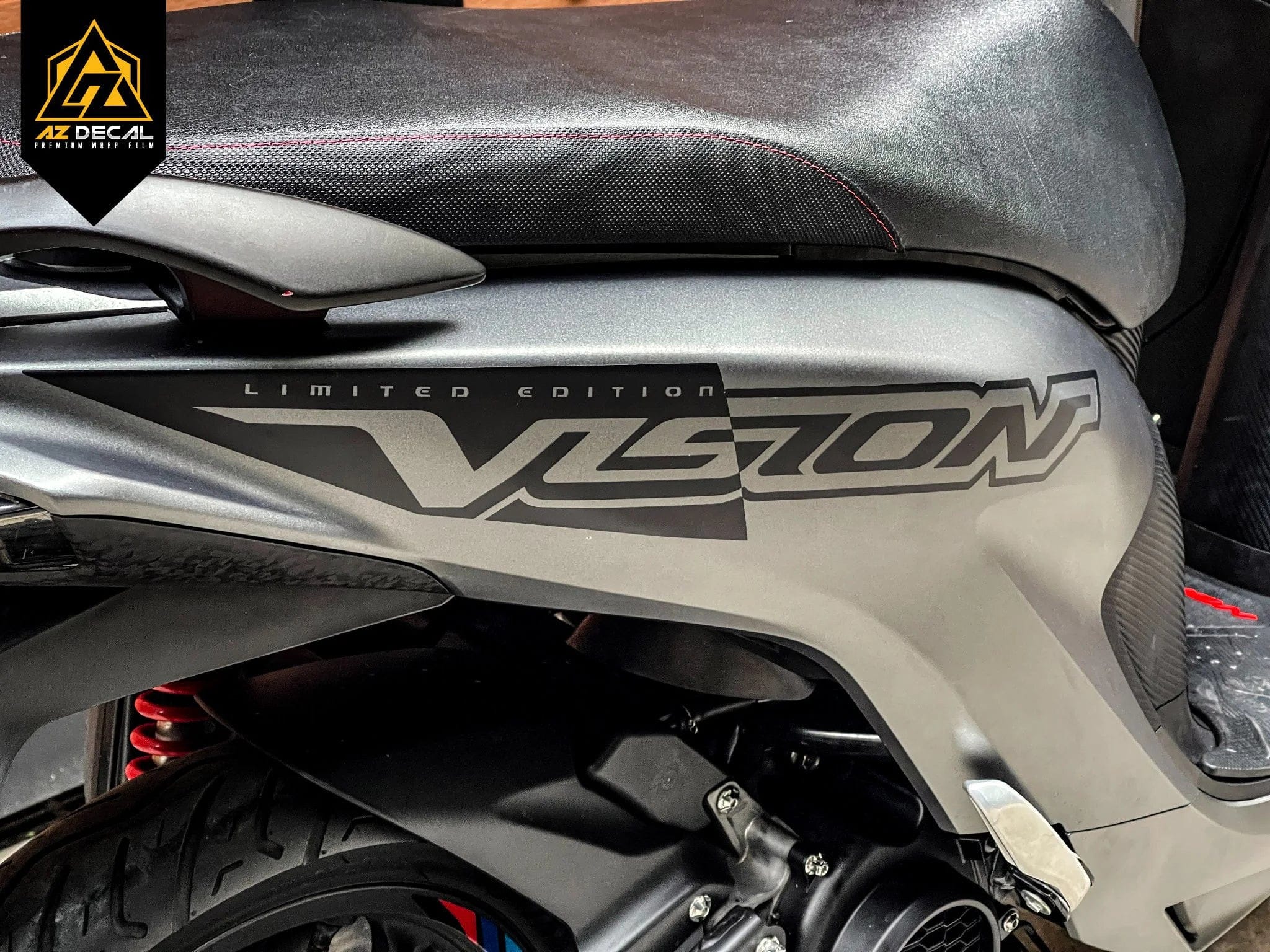 Xe Vision được dán decal xám chì mờ, mang lại vẻ ngoài mạnh mẽ, lịch lãm và đầy phong cách.