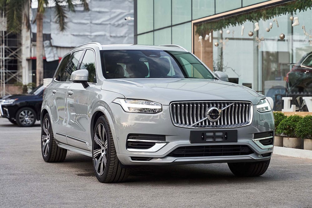 Xe Volvo 7 chỗ XC90 màu trắng bạc sang trọng với thiết kế Scandinavian đặc trưng.