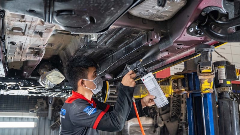 Xịt phủ gầm xe ô tô để chống ồn và bảo vệ