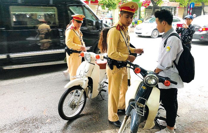 Xử phạt vi phạm giao thông khi người điều khiển xe mô tô trên 50 phân khối không có đủ giấy tờ