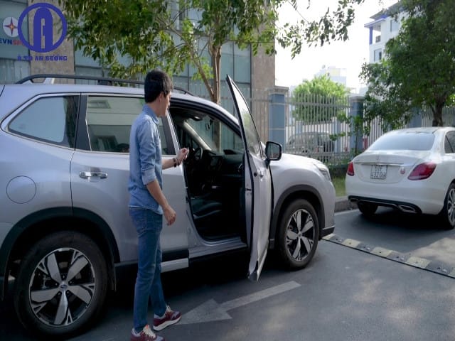 Xuống xe quan sát địa hình khi lùi xe vào nơi khó