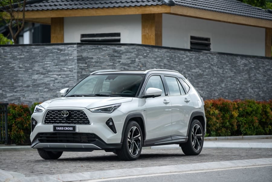 Yaris Cross màu xanh ngọc mạnh mẽ trên đường