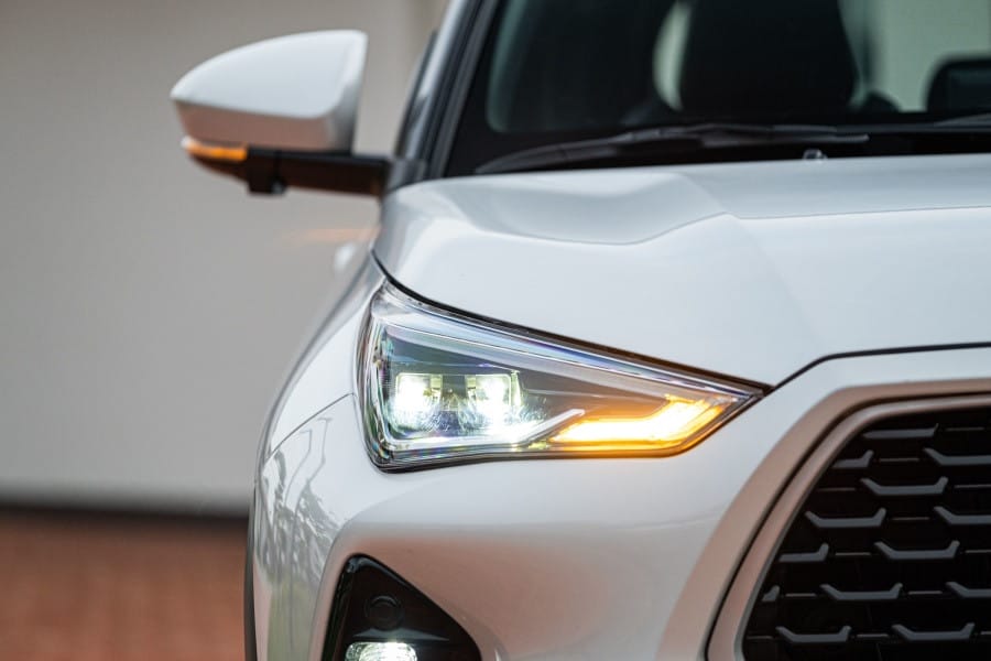 Yaris Cross màu xanh với nóc đen tạo vẻ thể thao